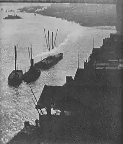 Boats in the East River, pravděpodobně New York City, 1922
