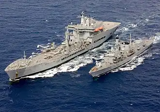 RFA Wave Ruler (A388) a fregata HMS Iron Duke (F234)