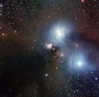 Reflexní mlhovina NGC 6729 na snímku z dalekohledu MPG o průměru 2,2 m na observatoři La Silla v Chile. Autor: ESO.