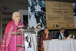 Ministryně kultury Chandresh Kumari Katochová při zahájení výstavy Visual Archives of Kulwant Roy v Novém Dillí dne 14. listopadu 2012.