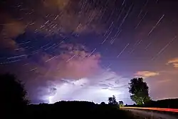 Souhvězdí Cassiopeia nad bouřkou.[15]