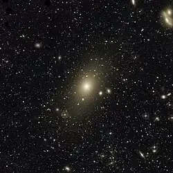 Vnější oblasti galaxie M87 mají eliptický obrys a směrem k okraji slábnou až do ztracena