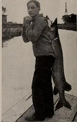 Mladý muž s ulovenou štikou, 1913