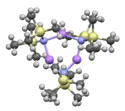 Model molekuly cyklického trimeru