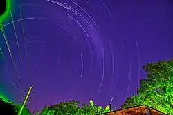 Hvězdy zachycené 136 minut dlouhou expozicí, Eleebana, NSW, Austrálie, 3. března 2019