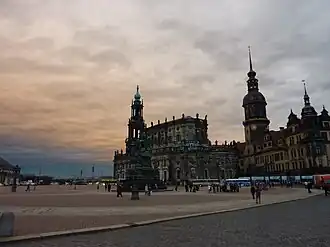 Pohled na náměstí a na Hofkirche se zámkem
