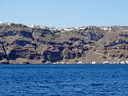 skalnaté pobřeží ostrova se sídly Manolas a Korfos