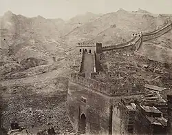 Thomas Child: Great Wall with Gate, Badaling, 1870-1880, albumenový stříbrný tisk