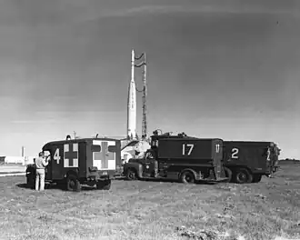 Raketa Delta A před startem s družicí Explorer 14