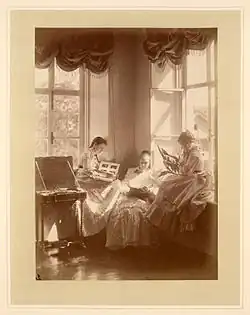 Tři dívky s fotografickými alby