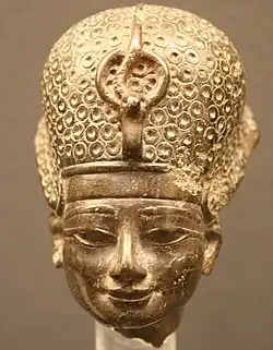 Hlava Thutmose IV. s modrou korunou. 18. dynastie. Státní muzeum egyptského umění, Mnichov.