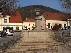Tišnov, nám. Míru, kašna.jpg