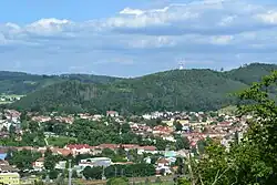 Pohled na město Tišnov a kopec Klucanina s místní rozhlednou od jihozápadu
