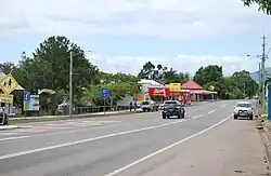 Dálnice Bruce Highway procházející městečkem.