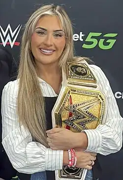 Tiffany Stratton s titulem Women's Championship