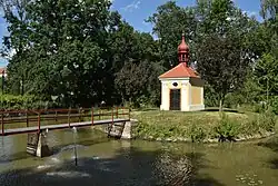 Tvrziště s kaplí svatého Jana Nepomuckého