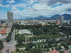 Pohled na tiranský Rinia park s věžemi 4-Ever Green a TID v pozadí