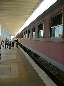 Nástupiště na místním nádraží.