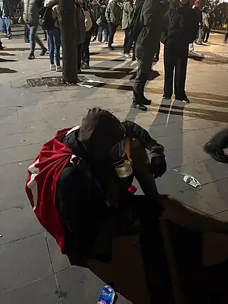 Odpočívající protestující s tureckou vlajkou a plynovou maskou