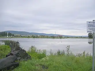 Vodní nádrž Velké Kozmálovce, v pozadí Tlmače (2006)