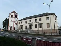 Kostel sv. Martina a tzv. Panský dům, č. p. 90.