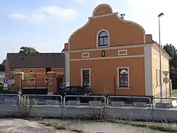 Náměstí Antonína Pecáka, který položil život 13. září 1938 během sudetoněmeckého povstání při obraně republiky.