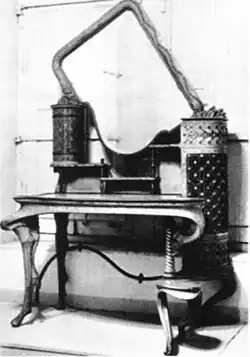 Toaletní stolek Isabely Güell podle Gaudího návrhu. Historická fotografie.