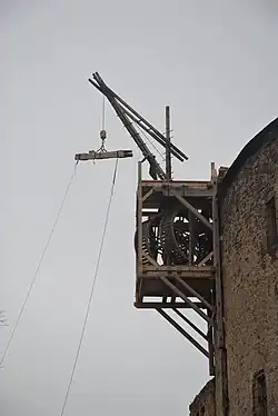 Použití jeřábu při opravách Královského paláce na hradě Točníku v roce 2007.