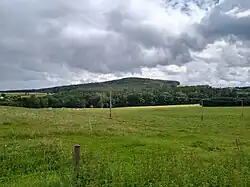 Pohled na Todeňskou horu ze silnice mezi Sedlem a Chalupami