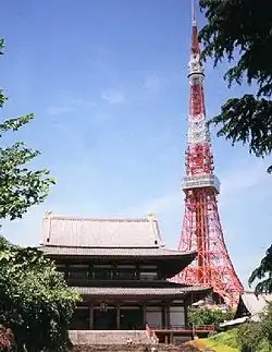 Chrám Zódžódži v parku Šiba, v pozadí Tokyo Tower