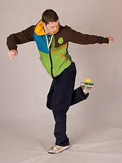 Tomáš Tuček při hře v ateliéru