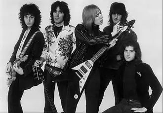 The Heartbreakers roku 1977. Zleva: Mike Campbell, Ron Blair, Tom Petty, Stan Lynch a Benmont Tench