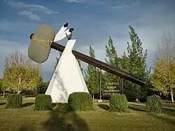 Skulptura ve tvaru původního kamenného tomahavku