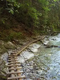Vodorovné žebříky zabezpečující průchod nad Bielym potokom