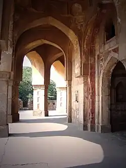 Oblouky uvnitř budovy