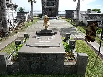 Jeho hrob na hřbitově 'Le cimetière Marin de Saint-Paul' (Réunion)