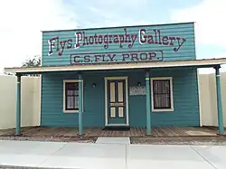 Moderní rekonstrukce fotografického ateliéru v Tombstone