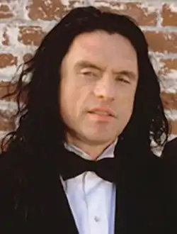 Tommy Wiseau na propagační fotografii k filmu The Room (cca 2003)