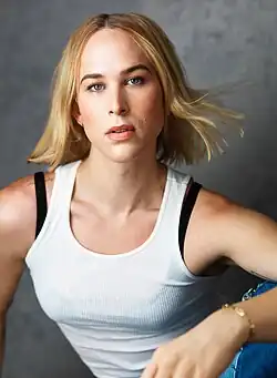 Tommy Dorfmanová (26. července 2022)