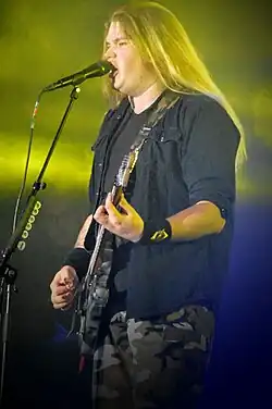 Tommy Johansson při vystoupení se Sabaton