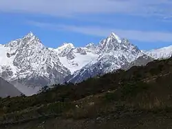 Jižní pohled na Tomtau (vlevo) a Bašiltau (vpravo)