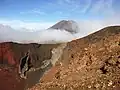 Pohled z masívu Tongarira k vrcholu Ngauruhoe