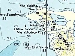 Poloha ostrova Toporkov, ležícího zhruba 3 km západně od obce Nikolskoje na pobřeží Beringova ostrova