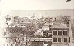 Pohled na jih směrem k torontskému přístavu, na železnici je vidět vlak