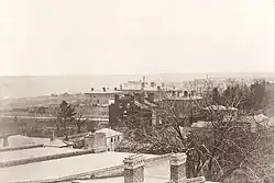 Pohled na jihozápad. Je vidět budova zemského parlamentu Ontario Legislative Building