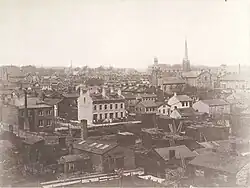 Pohled na severovýchod. Na levém okraji je vidět kostel Nejsvětější Trojice a uprostřed je vidět věž školy Toronto Normal School, dále vpravo je skupina kostelů, z nichž jeden je presbyteriánský Knox (foto)