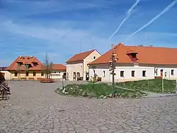 Toulcův dvůr v místě někdejší tvrze. Uprostřed dvora (na fotografii ve středu) je budova gotického špýcharu.