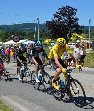 Chris Froome v žlutém trikotu se svými kolegy z týmu Sky v 15. etapě