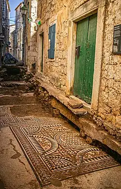 Římská mozaika ze 2. století pod dlažbou ulice Srinjo kola