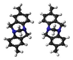 Modely molekul obou enantiomerů Trögerovy zásady